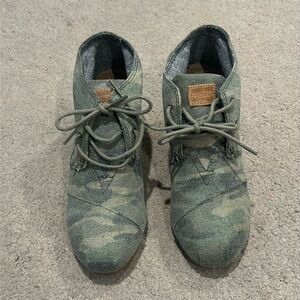 Toms Camo Wedges